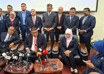 AB. Rauf Yusoh mengumumkan pembubaran Dewan Undangan Negeri (DUN) Melaka dalam satu sidang media khas di Seri Negeri.-UTUSAN/AMRAN MULUP