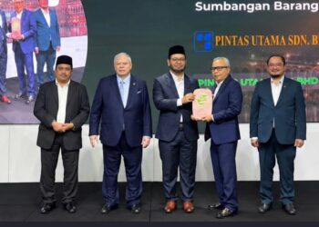 ZULKIFLI Hasan menyampaikan penghargaan kepada Marhalim Mohamed sebagai Sahabat Haji TH pada Majlis Kesyukuran Tamat Operasi Haji dan Penghargaan Sahabat Haji TH Musim Haji 1447H/2026M di Menara TH Tun Razak di sini semalam.