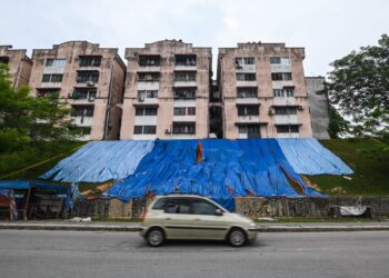 Keadaan kawasan tanah runtuh yang telah ditutupi kanvas pada tinjauan di Flat Bandar Damai Perdana, Bandar Tun Hussein Onn di sini, hari ini. - UTUSAN/SYAKIR RADIN