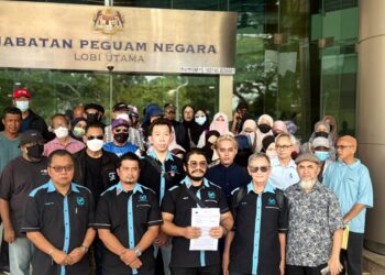 HISHAMUDDIN bersama 66 orang mangsa yang hadir mengemukakan aduan kepada Jabatan Peguam Negara, di Putrajaya.