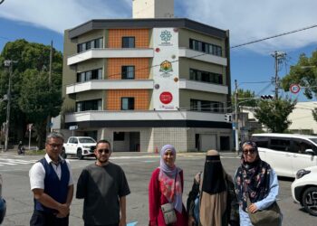 Penulis (dua dari kiri) di hadapan Masjid al-Dakwah, Wakayama Jepun baru-baru ini.
