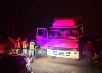 JAS Cawangan Pasir Gudang menahan seorang pemandu lori berusia 47 tahun bagi membantu siasatan melibatkan aktiviti pembuangan sisa bahan kimia di Jalan Kong Kong Laut, Pasir Gudang.