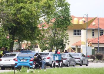 KENDERAAN anggota polis berada di luar pekarangan Balai Kediaman Undang Luak Sungei Ujong, Ampangan, Seremban pagi tadi. -UTUSAN / MOHD SHAHJEHAN MAAMIN.