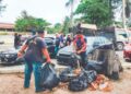 PENIAGA bergotong-royong membersihkan tapak niaga di Pantai Batu Buruk, Kuala Terengganu, Terengganu. – UTUSAN/ERMA YUSNIDA JUSOH