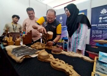 DR. ZAMZAM Mohd Walid (tengah) melawat pameran semasa program Creative Xperience Festival 2026 di Politeknik Besut, Terengganu. - UTUSAN /WAN ZURATIKAH IFFAH WAN ZULKIFLI