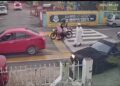 TANGKAP layar yang diambil daripada satu rakaman video yang tular menunjukkan dua orang murid perempuan dilanggar oleh sebuah motosikal ketika sedang melintas jalan berhampiran sebuah sekolah di Jalan Permatang Pauh, Bukit Mertajam, Pulau Pinang.-GAMBAR/MEDIA SOSIAL