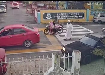 TANGKAP layar yang diambil daripada satu rakaman video yang tular menunjukkan dua orang murid perempuan dilanggar oleh sebuah motosikal ketika sedang melintas jalan berhampiran sebuah sekolah di Jalan Permatang Pauh, Bukit Mertajam, Pulau Pinang.-GAMBAR/MEDIA SOSIAL