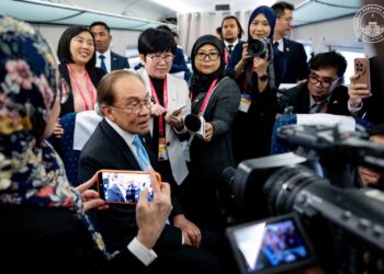 ANWAR Ibrahim ditemui petugas media semasa menaiki kereta api berkelajuan tinggi (HSR) dari Shanghai ke Hangzhou bagi meneruskan lawatan kerja ke wilayah Zhejiang, China hari ini.-FB ANWAR IBRAHIM