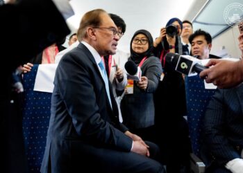 ANWAR Ibrahim ditemui petugas media semasa enaiki kereta api berkelajuan tinggi (HSR) dari Shanghai ke Hangzhou bagi meneruskan lawatan kerja ke wilayah Zhejiang, China hari ini.-FB ANWAR IBRAHIM