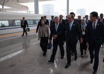 ANWAR Ibrahim menaiki kereta api berkelajuan tinggi ke Hangzhou, China selepas menamatkan program beliau di WorldSkills Shanghai 2026 hari ini- FB ANWAR IBRAHIM.