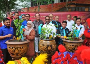 P. PANNIR Selvam membuat simbolik tanaman lada hitam di Jalan Segget, Johor Bahru, hari ini. - UTUSAN/RAJA JAAFAR ALI