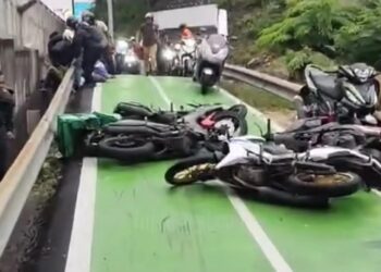 LALUAN hijau di Lebuhraya Persekutuan tular di media sosial. - SUMBER THREADS