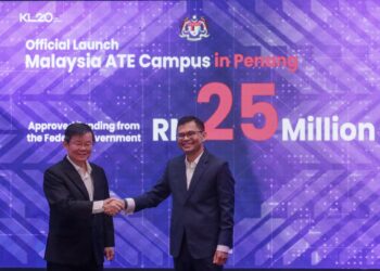 AKMAL Nasrullah Mohd. Nasir bersalaman dengan Ketua Menteri Pulau Pinang, Chow Kon Yeow ketika KL20@Penang 2026: Silicon Surge di George Town, Pulau Pinang hari ini. - UTUSAN/DANIAL SAAD