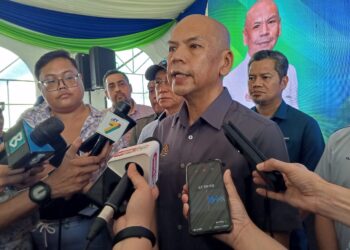 ARMIZAN Mohd. Ali ketika ditemui pemberita selepas menyempurnakan Majlis Perasmian Pencawang Pembahagian Utama (PPU) 33/11kV Benoni hari ini. - UTUSAN/RAEESAH HANAN