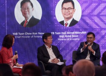 AKMAL Nasrullah Mohd. Nasir (kanan) bersama Chow Kon Yeow (tengah) ketika menghadiri program KL20@Penang 2026: Silicon Surge di George Town, Pulau Pinang. - UTUSAN/DANIAL SAAD