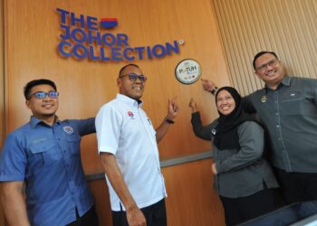 PENGARAH KPDN Johor Lilis Saslinda Pornomo bersama Datuk Pandak Ahmad pada Majlis Pelancaran Zon Tumpuan Pelancongan Patuh (ZTPP) Peringkat Negeri Johor 2026 di Kampung Sungai Melayu, Iskandar Puteri disini. UTUSAN/RAJA JAAFAR ALI