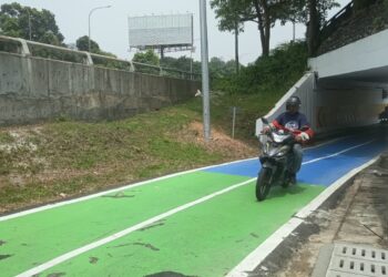 PENGGUNA jalan raya bimbang soal keselamatan laluan hijau Lebuh Raya Persekutuan.-UTUSAN/HANAFI ZULKIFLI