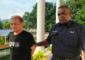 CHEN Bangjun (kiri) ketika dibawa ke Kompleks Mahkamah Balik Pulau, Pulau Pinang, hari ini.-UTUSAN/SAFINA RAMLI