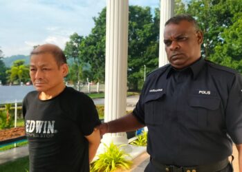 CHEN Bangjun (kiri) ketika dibawa ke Kompleks Mahkamah Balik Pulau, Pulau Pinang, hari ini.-UTUSAN/SAFINA RAMLI