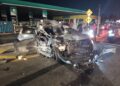 KEADAAN kereta mangsa yang remuk setelah melanggar belakang lori di Jalan Johor Bahru-Air Hitam, Kulai.