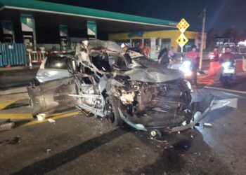 KEADAAN kereta mangsa yang remuk setelah melanggar belakang lori di Jalan Johor Bahru-Air Hitam, Kulai.