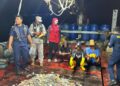 MARITIM Malaysia menahan bot tempatan dinaiki lima individu yang menjalankan aktiviti menunda berhampiran Pulau Tinggi, Mersing.