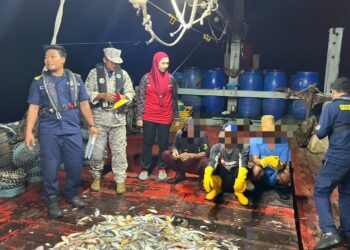 MARITIM Malaysia menahan bot tempatan dinaiki lima individu yang menjalankan aktiviti menunda berhampiran Pulau Tinggi, Mersing.
