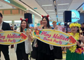 DUA beradik kembar yang juga pengasas bersama Play Nation, Wong Kai Jun dan Wong Kai Lin pada pelancaran Play Nation di The Exchange TRX, baru-baru ini.