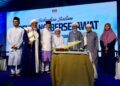 ANWAR Ibrahim menandatangani plak Peluncuran Pusat Pengajian Hadith Sunan Sittah ketika hadir ke Program Sebarkan Salam dan Pendang Berselawat di MUSHTAQ, Pendang, Kedah semalam. - UTUSAN/SHAHIR NOORDIN