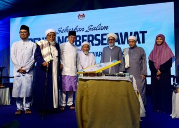 ANWAR Ibrahim menandatangani plak Peluncuran Pusat Pengajian Hadith Sunan Sittah ketika hadir ke Program Sebarkan Salam dan Pendang Berselawat di MUSHTAQ, Pendang, Kedah semalam. - UTUSAN/SHAHIR NOORDIN