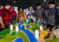 SYED Kamarulzaman Syed Kabeer ketika melawat reruai robotik pada Karnival Tadika Permata MAIWP di Kompleks Darul Kifayah, Batu Caves di sini, hari ini. - UTUSAN/ SYAKIR RADIN /