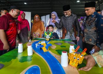 SYED Kamarulzaman Syed Kabeer ketika melawat reruai robotik pada Karnival Tadika Permata MAIWP di Kompleks Darul Kifayah, Batu Caves di sini, hari ini. - UTUSAN/ SYAKIR RADIN /