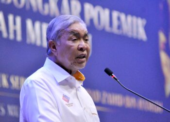 AHMAD Zahid Hamidi berucap sempena Musyawarah Nasional 3.0 Membongkar Polemik Tanah Melayu di MITC, Ayer Keroh, Melaka hari ini. - UTUSAN/AMRAN MULUP