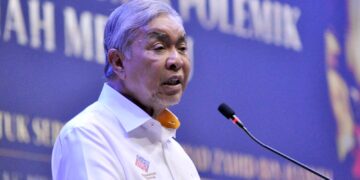 AHMAD Zahid Hamidi berucap sempena Musyawarah Nasional 3.0 Membongkar Polemik Tanah Melayu di MITC, Ayer Keroh, Melaka hari ini. - UTUSAN/AMRAN MULUP