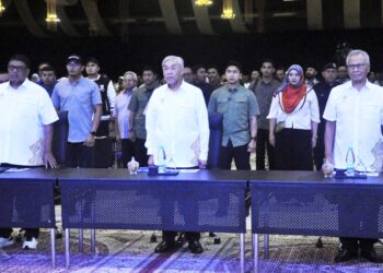 AHMAD Zahid Hamidi bersama Ketua Menteri Melaka, Datuk Seri Ab. Rauf Yusoh pada Musyawarah Nasional Membongkar Polemik Tanah Melayu di MITC, Ayer Keroh, Melaka hari ini. - UTUSAN/AMRAN MULUP