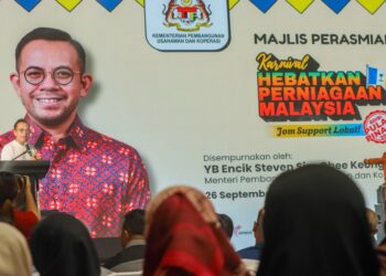 STEVEN Sim Che Keong (kiri) ketika berucap pada Karnival HPM Edisi Pulau Pinang di pekarangan Stadium Negeri Batu Kawan, Pulau Pinang, hari ini.-UTUSAN/DANIAL SAAD