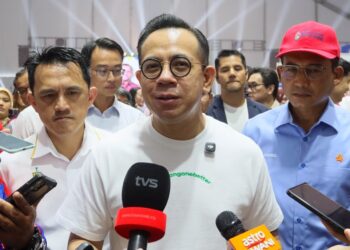 STEVEN Sim Chee Keong (tengah) ketika ditemui pemberita selepas merasmikan Karnival HPM 2026 edisi Pulau Pinang di pekarangan Stadium Negeri Batu Kawan, Pulau Pinang hari ini.-UTUSAN/DANIAL SAAD