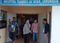 MENTERI Pendidikan, Datuk Seri Fadhlina Sidek (tengah) mengesat air mata selepas menziarahi keluarga Allahyarham Muhammad Idlan Fareeq Shahril di Jabatan Perubatan Forensik Hospital Tuanku Ja'afar (HTJ), Seremban hari ini. -UTUSAN/NAZARUDIN SHAHARI