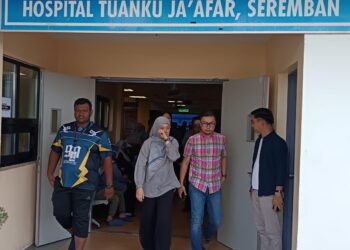 MENTERI Pendidikan, Datuk Seri Fadhlina Sidek (tengah) mengesat air mata selepas menziarahi keluarga Allahyarham Muhammad Idlan Fareeq Shahril di Jabatan Perubatan Forensik Hospital Tuanku Ja'afar (HTJ), Seremban hari ini. -UTUSAN/NAZARUDIN SHAHARI