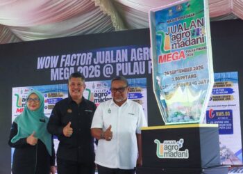ABANG Ahmad Kerdee Abang Masagus (tengah) bersama Rashidi Zinol (kanan) ketika majlis perasmian program JAM Mega Pulau Pinang 2026 di Seberang Jaya, Pulau Pinang hari ini.-UTUSAN/DANIAL SAAD
