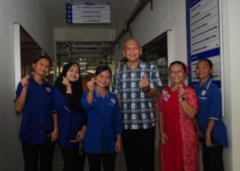 ARMIZAN Mohd. Ali bersama para pelajar SMK Majakir, Papar, Sabah ketika majlis penyerahan projek pembinaan blok baharu asrama sekolah berkenaan.