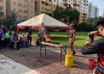ANGGOTA Jabatan Bomba Penyelamat Malaysia (JBPM) melakukan demonstrasi kebakaran sempena Hari Cuci Malaysia 2026 di PPR Batu Muda.