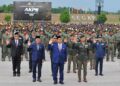 TAN SRI Shamsul Azri Abu Bakar dan Datuk Seri Mohd. Shuhaily Mohd Zain bergambar bersama pelatih kursus pegawai sempena Majlis Tamat Latihan Kursus Asas Pegawai AKPS di Pusat Latihan Polis Segamat, disini. UTUSAN/RAJA JAAFAR ALI