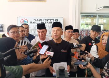 ARMIZAN Mohd Ali semasa sidang akhbar selepas menyempurnakan Majlis Selawat dan Tadabbur Syukbah Wanita Parlimen Papar di Masjid Daerah Papar.