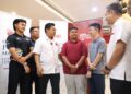 NAIB Canselor Universiti Putra Malaysia (UPM), Prof. Dr. Arifin Abdu (tiga dari kiri), beramah mesra dengan Hazaril Hakimi (tiga dari kanan) serta pelajar lain selepas sidang media.