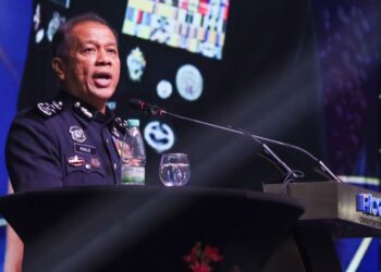 MOHD. Khalid Ismail ketika berucap pada Majlis Peluncuran 'Projek Whitening the Blackspot' oleh Kontinjen Polis Pulau Pinang di Pusat Konvensyen PICCA@Butterworth Arena, Pulau Pinang, hari ini.-UTUSAN/DANIAL SAAD