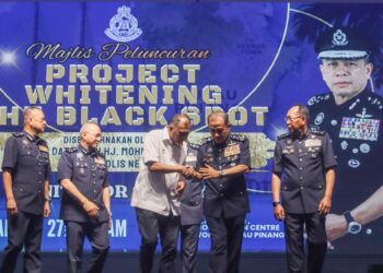 MOHD. Khalid Ismail (dua dari kanan) ketika hadir pada Majlis Peluncuran 'Projek Whitening the Blackspot' oleh Kontinjen Polis Pulau Pinang di Pusat Konvensyen PICCA@Butterworth Arena, Pulau Pinang, hari ini.-UTUSAN/DANIAL SAAD