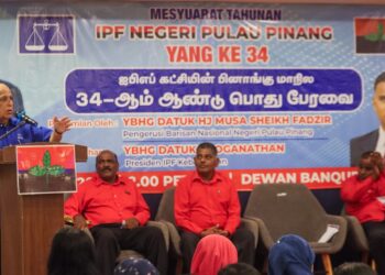 MUSA Sheikh Fadzir (kiri) ketika berucap sempena mesyuarat tahunan Parti IPF kali ke-34 di Butterworth, Pulau Pinang hari ini.-UTUSAN/DANIAL SAAD
