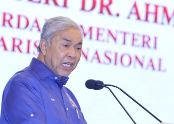 AHMAD Zahid Hamidi ketika berucap merasmikan Perhimpunan Agung Tahunan Ke-18 Parti Makkal Sakti Malaysia di WTCKL hari ini.-UTUSAN/AMIR KHALID