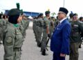 PELATIH kursus pegawai wanita melakukan perbarisan lintas hormat sempena Majlis Tamat Latihan Kursus Asas Pegawai AKPS di Pusat Latihan Polis Segamat, di sini. UTUSAN/RAJA JAAFAR ALI